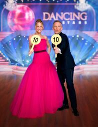Dancing Stars – Präsentiert wird die Show von Mirjam Weichselbraun und Andi Knoll.