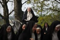 Die Deutschen – Hildegard von Bingen will mehr sein als nur eine einfache Nonne. Sie wirkt als Visionärin und Predigerin, Heilkundige und religiöse Autorin. Auf Augenhöhe erteilt sie auch den Mächtigen ihrer Zeit geistliche und politische Ratschläge.