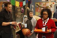 Community – Senor Chang verspricht allen, die zu Annies mexikanischer Halloween-Party erscheinen, Extrapunkte im Spanischkurs. Das lässt sich natürlich keiner nehmen und sie feiern was das Zeug hält: Jeff (Joel McHale, l.), Britta (Gillian Jacobs, M.) und Shirley (Yvette Nicole Brown, r.) ...