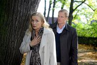 Rote Rosen – ARD ROTE ROSEN FOLGE 1179 Uhr im ERSTEN. Philipp (Thorsten Nindel, r.) fällt auf, dass Nicole (Martina Mank, l.) auffallend kurzatmig ist.