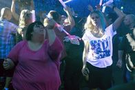 The Mick – Lassen es ordentlich krachen: Mickey (Kaitlin Olson, r.) und Alba Maldonado (Carla Jimenez, l.) ...