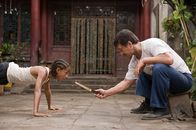 Karate Kid – Schon bald muss Dre (Jaden Smith, l.) erkennen, dass der Hausmeister der Schule, Mr. Han (Jackie Chan, r.), nicht nur ein berühmter Kung-Fu-Meister ist, sondern auch der beste Lehrer für die Vorbereitung auf den Revanchekampf ...