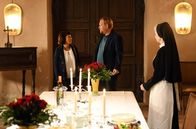 Um Himmels Willen – Der Koch Ralf Loderer (Oliver Bröcker, M.) versucht mit der Hilfe von Schwester Agnes (Emanuela von Frankenberg, r.) seine Ehe zu retten. Gemeinsam haben sie ein Versöhnungsessen für seine Frau Marie (Miriam Smolka, l.) im Kloster vorbereitet.