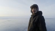 Alaska - Eisige Tradition – Chris Apassingok reitet mit seinem Vater und seinem Bruder auf der Jagd nach Meeresfrüchten für den Eigenbedarf (National Geographic).