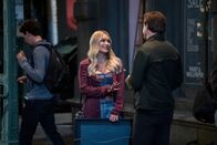How I Met Your Father – Sophie (Hilary Duff, l.); Jesse (Chris Lowell, r.)