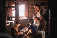 Ein Tag in... – Im 17. Jahrhundert sind Hausgeburten und Geb‰rst¸hle ¸blich. Erst im 18. Jahrhundert geb‰ren Frauen im Liegen (v.l. Julia Thurnau, Elina Vaska, Maija Arvena, Martins Liepa, Daiga Kazocina, Juris Strenga).Im 17. Jahrhundert sind Hausgeburten und Geb?rst?hle ?blich. Erst im 18. Jahrhundert geb?ren Frauen im Liegen (v.l. Julia Thurnau, Elina Vaska, Maija Arvena, Martins Liepa, Daiga Kazocina, Juris Strenga).