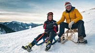 freizeit – Diesmal ist der Schmidt Max (re) mit einem selbstgebauten Rodel aus ausrangierten Weihnachtsbäumen im Schnee unterwegs. Dabei trifft er auf einen Schreiner ihm nicht nur seine Werkstatt zeigt, sondern auch noch in die richtige Renntechnik einführt. Schließlich war Marcus Grausam (li) einer der erfolgreichsten deutschen Sportler im Naturbahnrodeln, bevor er sich ganz auf das Entwickeln von lenkbaren Rodeln verlegt hat.