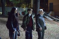 Stephen Kings Puls – Gelingt Alice (Isabelle Fuhrman, l.), Jordan (Owen Teague, M.) und Rektor Ardai (Stacy Keach, r.) ein wichtiger Schlag gegen die Zombies?