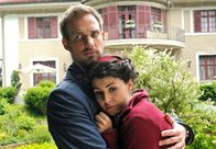 Sturm der Liebe – Leonard (Christian Feist, l.) bemerkt Paulines (Liza Tzschirner, r.) veränderte Stimmung und möchte ihr endlich die ganze Wahrheit über Patrizia erzählen. Doch diese überrascht sie ihn mit einem ganz anderen Geständnis.