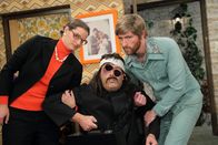 Heißmann + Rassau – Kommissare Schmidt und Sanftleben (Stephanie Schimmer, Markus Lohmüller) mit Fußgänger (Marcel Gasde, Mitte).