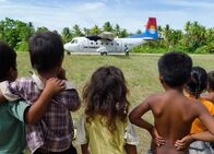 Der Äquator - Breitengrad der Extreme – Verbindung zur Aussenwelt. Zweimal pro Woche versorgt ein Flugzeug der Nationalen Fluggesellschaft „Air Kiribati“ die Bewohner der südpazifischen Insel Abaiang mit Nachschub. Auf der Insel gibt es weder Radio noch Fernsehen oder Internet.