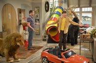 Two and a Half Men – Als sie einen Pflegejungen übers Wochenende bekommen, legen sich Walden (Ashton Kutcher, r.) und Alan (Jon Cryer, l.) ins Zeug, um dem Jungen zu gefallen ...