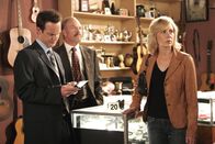 Monk – (v.li.) Jason Gray-Stanford (Lieutenant Disher), Ted Levine (Captain Stottlemeyer), Traylor Howard (Natalie Teeger). Foto: ORF/Universal/Carin Baer. Veröffentlichung honorarfrei nur für redaktionelle Berichterstattung in Sendungszusammenhang und mit Copyrightangabe. Kontakt: foto@orf.at
