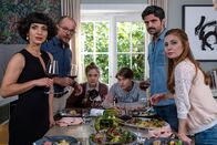 Gäste zum Essen – Beim harmlosen Kennenlern-Dinner von Soraya (Neda Rahmanian, l.) und André Faber (Matthias Koeberlin, 2.v.l.), ihrer Tochter Mila (Hannah Schiller, 3.v.l.) mit deren Freund Leon Popov (Paul Sundheim, 3.v.r.) und seinen Eltern Monika (Josefine Preuß, r.) und Viktor Popov (Maximilian Grill, 2.v.r.) tun sich Abgründe auf.