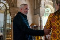 Killing Eve – Villanelle (Jodie Comer) bekommt unerwarteten Besuch von Konstantin (Kim Bodnia). Was Konstantin ihr zu sagen hat, bringt Villanelle komplett aus der Fassung.