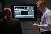 Mayday - Alarm im Cockpit – REENACTMENT - Der leitende Ermittler (gespielt von David Patrick Green) verwendet eine Audioanalyse, um ein Klickgeräusch zu identifizieren, das im Cockpit des Atlantic Airways Fluges 670 aufgenommen wurde. (Bildnachweis: Cineflix/Darren Goldstein)