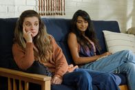 Ted – Blaire Bennett (Giorgia Whigham, l.); Sarah (Marissa Shankar, r.)