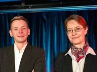 Campus Talks – Diesmal erläutert die Volkswirtschaftlerin Prof. Dr. Karen Pittel vom Ifo Leibniz-Institut an der Universität München, welche Bedeutung Fairness beim Klimaschutz hat. Und der Chemiker Prof. Dr. Frederik Wurm vom Max-Planck-Institut für Polymerforschung Mainz hat herausgefunden, wie man mit biologisch abbaubaren Nano-Trägern den Pestizideinsatz in der Landwirtschaft verringern kann.