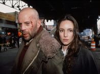 12 Monkeys – Auf seinem Trip in die Vergangenheit lernt James Cole (Bruce Willis) die Psychiaterin Dr. Kathryn Railly (Madeleine Stowe) kennen.