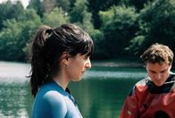 Undine – Monika (Maryam Zaree) unterstützt ihren Kollegen Christoph (Franz Rogowski) bei seinen Tauchgängen von der Wasseroberfläche aus.