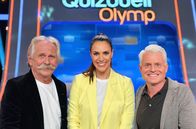 Quizduell - Olymp – Moderatorin Esther Sedlaczek (M.) mit den Kandidaten des Teams "Karneval": Henning Krautmacher (l.) und Guido Cantz (r.).