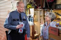 Young Sheldon – Jake (Bill Fagerbakke, l.); Connie "Meemaw" Tucker (Annie Potts, r.)