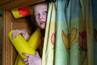 Weckschreck – Patty (Bella Bading) lauert der Monsterboa auf.