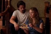 Labor Day – Die Vergangenheit des kriminellen Frank (Josh Brolin, l.) droht ihn und seine neue Liebe, die alleinerziehende Mutter Adele (Kate Winslet, r.) einzuholen ...