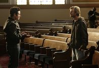 Numb3rs - Die Logik des Verbrechens – Buck Winters (David Gallagher, r.), der Geliebte von Crystal Hoyle, die Don (Rob Morrow, l.) seinerzeit erschießen musste, flüchtet zusammen mit zwei Kumpanen aus dem Gefängnis und hat offensichtlich vor, Don umzubringen ...