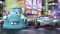 Cars Toons – Hook (li.) nimmt in Tokio an einem Autorennenteil. Seine Gegner haben keine Chance.