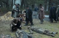 Babylon Berlin – Gennat (Udo Samel), Krüger (Franz Dinda), August Benda (Matthias Brandt) und Gereon Rath (Volker Bruch) untersuchen die Leichen.