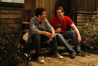 How I Met Your Mother – Voller Stolz zeigt Ted (Josh Radnor, l.) seinen Freunden seine neue Errungenschaft, doch die sind entsetzt - denn das traute Heim ist eine Bruchbude. Doch letztlich ist es sein guter Freund Marshall (Jason Segel, r.), der ihn in seiner dummen Entscheidung bestätigt, denn als Architekt sollte es ihm möglich sein, das Haus instandzusetzen ...