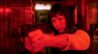 Testo – Uzi (Marie-Luise Hertog) ist schnell mit der Waffe.
