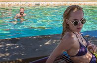 A Bigger Splash – Harry (Ralph Fiennes) ist stolz auf seine Tochter Penelope (Dakota Johnson), die er bisher kaum kannte.