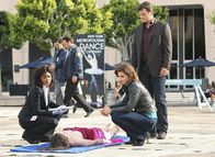 Castle – Die Leiche eines Models wird in einem Springbrunnen aufgefunden. Lanie Parish (Tamala Jones, l.), Kate (Stana Katic, M.) und Castle (Nathan Fillion, r.) versuchen etwas über das Opfer herauszufinden ...