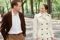 Manhattan Love Story – Der Umgang mit Gästen und Kollegen von Marisa (Jennifer Lopez, r.) ist derart souverän, dass sie große Chancen hat, die vakante Management-Stelle zu ergattern. Doch die Begegnung mit dem Kandidaten für den Senatorenposten, Christopher Marshall (Ralph Fiennes, l.), macht ihr Leben ziemlich kompliziert ...
