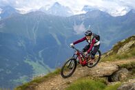 Bergwelten – Profi-Bikerin Celine Blochberger ist zwischen den Alpendörfer Serfaus, Fiss und Ladis unterwegs - ein Tor in die faszinierende Bergwelt der Samnaungruppe.
