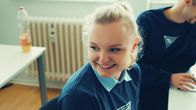 Tiger Girl – Vanilla will Polizeiuniformen stehlen. Doch Tiger bricht sich bei der Aktion den Fuß. Auch der Dachboden wurde geräumt, die Jungs sind weg. Als Vanilla grundlos eine Passantin schlägt, kommt es zum großen Streit mit Tiger. Vanilla fliegt mit ihren neuen Kumpels Malte und Uli aus der Ausbildung und hängt von nun an mit ihnen herum. Sie bildet sie zu ihren Schergen aus. Tiger findet Zecke bei Bigi. - Vanilla (Ella Dragus, Bild) macht im Unterricht an der Sicherheitsschule nur noch Unsinn, findet dort aber auch zwei neue Kumpel.