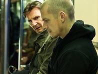 Run All Night – Der mit seiner Vergangenheit hadernde Ex-Profikiller Jimmy Conlon (Liam Neeson, l.) gerät auf die Abschussliste seines besten Freundes, als er dessen Sohn erschießt, um seinen eigenen Sohn Mike (Joel Kinnaman, r.), einen unbescholtenen Familienvater, zu schützen ...