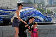 Emmas Chatroom – Erzrivalin Chelsea (Chervil Tan, li.) versucht, ein Jurymitglied (Tay Keng Linm) des Tanzwettbewerbs zu beeinflussen.
