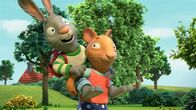 Pip und Posy – Die liebe Posy trägt ihren Freund Pip über die Straße - er darf den Boden nicht mit seinen Füßen berühren - es könnten Krokodile auf ihn lauern.