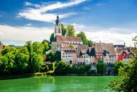 Panoramablick – Die Altstadt von Laufenburg am Rhein (Aargau, Schweiz) von deutscher Seite mit Laufenburg in Baden-Württemberg