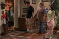 Two and a Half Men – Alan fühlt sich als Versager, als er von seiner neuen Frau rausgeworfen wurde, und verkriecht sich deprimiert tagelang im Bett, aus dem ihn weder sein Sohn Jake (Angus T. Jones, l.) noch Berta (Conchata Ferrell, 2.v.r.) und auch dessen Stalkerin Rose (Melanie Lynskey, r.) herauslocken können. Charlie (Charlie Sheen, 2.v.l.) greift deshalb zum Äußersten ...