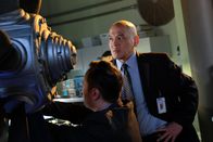 Mayday - Alarm im Cockpit – Der leitende Ermittler (gespielt von Von Flores) betrachtet einen Propeller vom Absturz des TransAsia-Flugs 235. (Bildnachweis: Cineflix/Darren Goldstein)