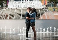 All American – Cody Christian (Asher Adams), Samantha Logan (Olivia Baker). Foto: ORF/PRO7/Warner/The CW/Eddy Chen. Veröffentlichung honorarfrei nur für redaktionelle Berichterstattung in Sendungszusammenhang und mit Copyrightangabe. Kontakt: foto@orf.at