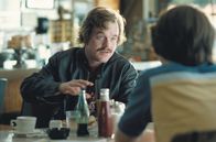 Almost Famous - Fast berühmt – Eines Tages will der 15-jährige William (Patrick Fugit, r.) ein ebenso großer Rockmusik-Kritiker werden - wie sein Vorbild Lester Bangs (Philip Seymour Hoffman, r.). Da erhält der Junge eine einmalige Chance ...