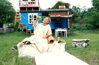 Löwenzahn Classics – Peter (Peter Lustig) hat viel von den Römern gelernt. Verkleidet lässt er sich vor seinem Bauwagen nieder und genießt das "römische Leben".