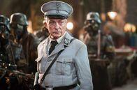Der wunderbare Udo Kier – Udo Kier als Mondnazi-Führer Wolfgang Kortzfleisch in „Iron Sky: The Coming Race“ (USA 2019), einem satirischen Science-Fiction-Actionfilm