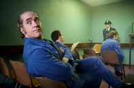 Stonehouse – John Stonehouse (Matthew Macfadyen, li.) im Gefängnis