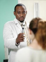 Dr. House – (2. Staffel) - Dr. Eric Foreman (Omar Epps, l.) ist Neurologe und hat die beste Ausbildung im Team.